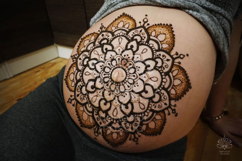 Tatuaże z henny wzory brzuch ciąża mandala