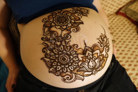 Tatuaże z henny wzory brzuch ciąża kwiaty