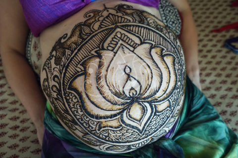 Tatuaże z henny wzory brzuch ciąża lotos