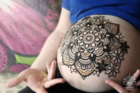 Tatuaże z henny wzory na brzuchu mandala i kwiaty