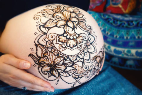 henna-na-brzuchu-ciążowym-kwiaty