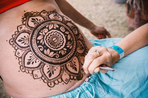 Henna na brzuchu ciążowym mandala