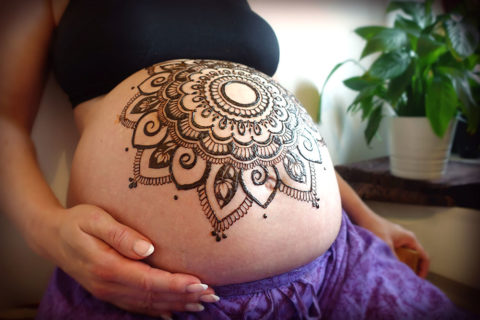 henna wzór mandala na brzuchu
