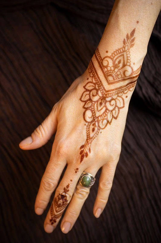 wzór-henna-na-własnej-dłoni